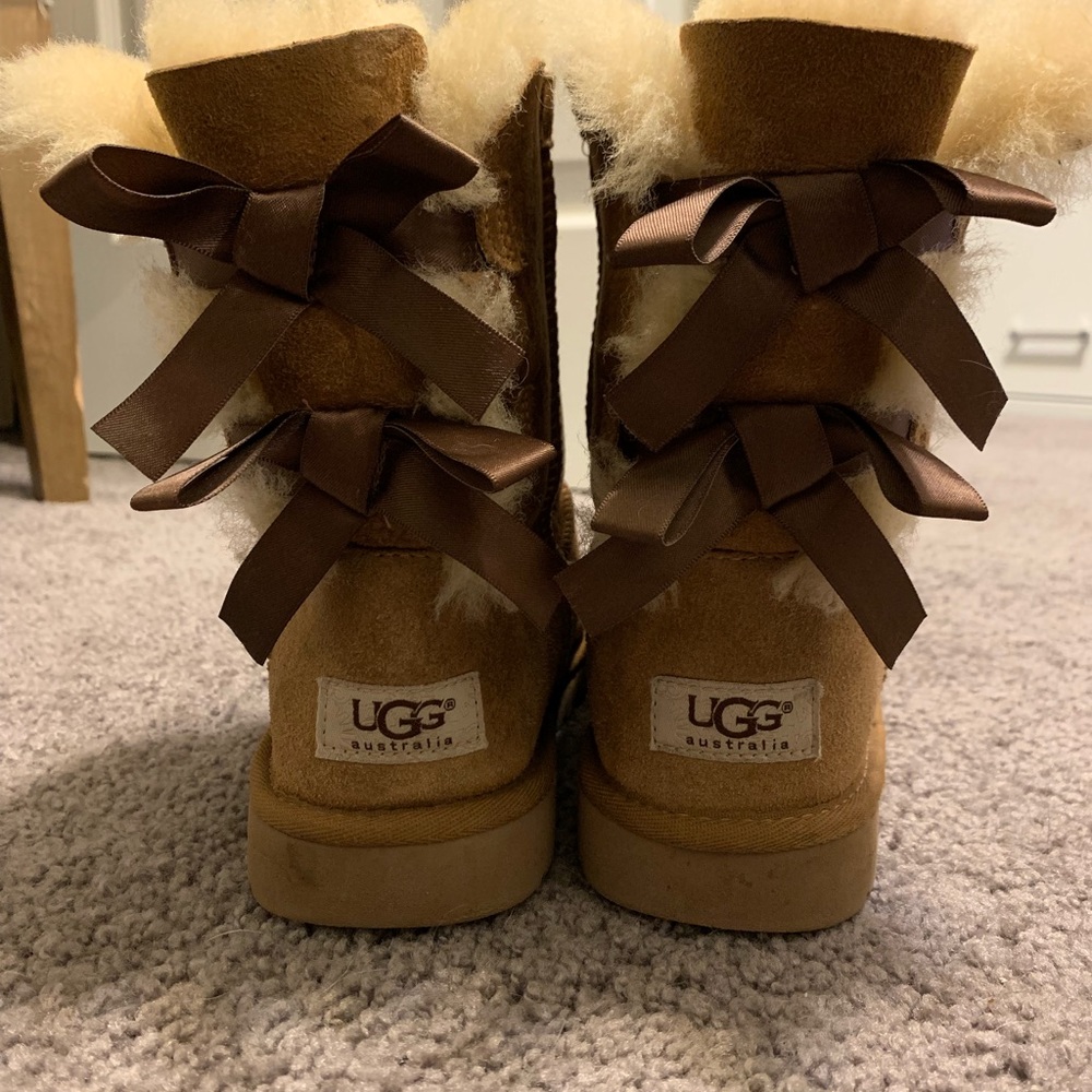 Kids size 4 Bailey bow short uggs